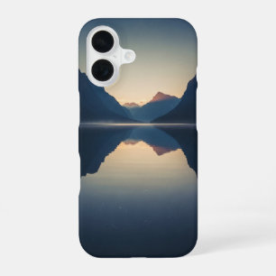 Antiker Bergsee bei Dämmerung iPhone 16 Hülle