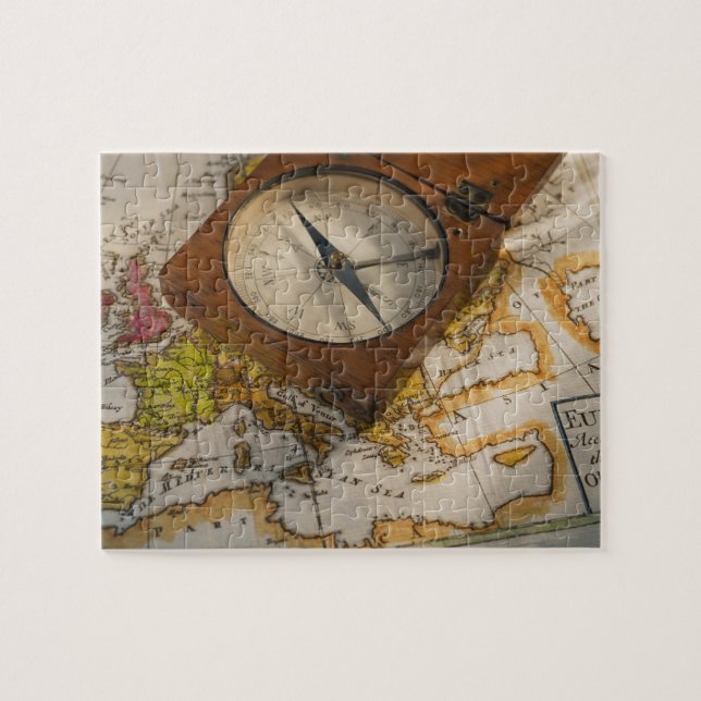 Antiker Kompass auf Karte (Horizontal)