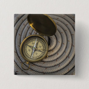 Antiker Kompass auf Segelboot-Plattform Button
