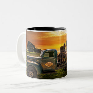 Antiker Lieferwagen im Grünen Zweifarbige Tasse