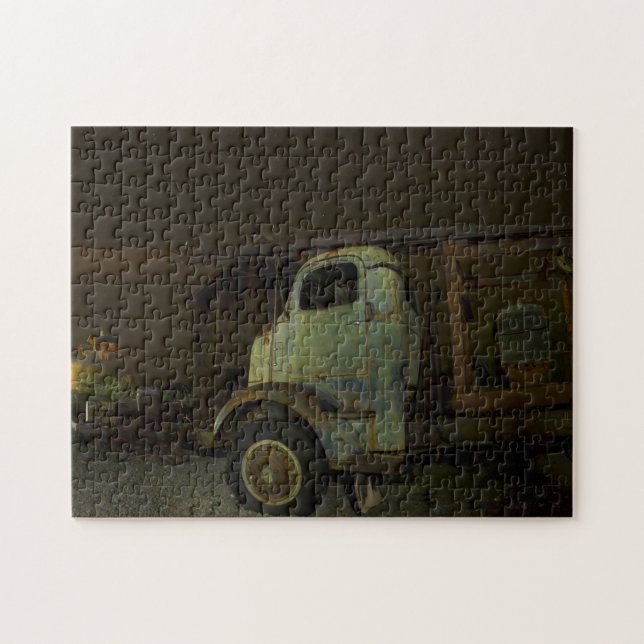 Antiker LKW an verlassener Scheune (Horizontal)