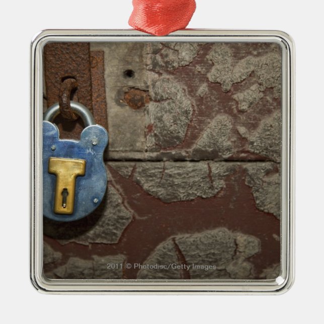 Antiker Metallverschluß auf Steinwand Ornament Aus Metall (Vorne)