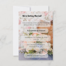 Antiker Rattan-Sessel Pfirsich- und blaue Blütenbo Einladung