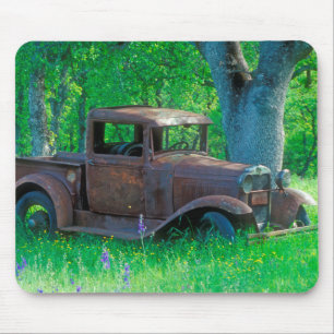 Antiker rostiger Lastwagen auf einer Wiese Mousepad