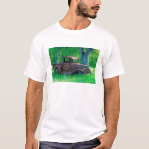 Antiker rostiger Lastwagen auf einer Wiese T-Shirt