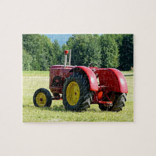 Antiker roter und gelber Traktor auf dem Feld