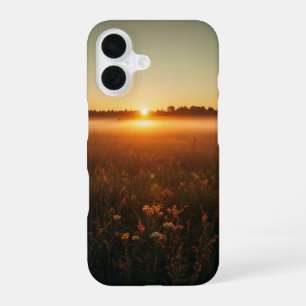 Antiker Sonnenaufgang über der Wiese iPhone 16 Hülle