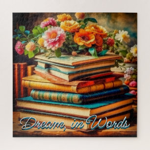 Antiker Stapel Vintage-Bücher und Blumen