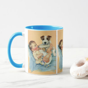 Antiker süßer Babyjunge mit Flasche und Welpe Tasse
