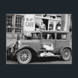 Antikes Auto aus den 30er Jahren Postkarte<br><div class="desc">Altes Foto von Gänsen in Stift auf der Seite des antiken Autos,  Marktplatz vor K & P Cafe und Bierstube,  Waco,  Texas. 1939 FSA Foto von Russell Lee.</div>