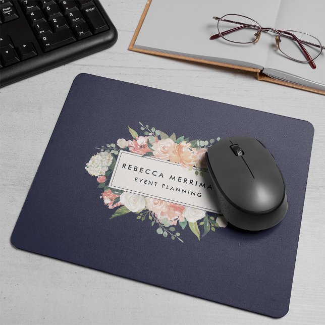 Antikes Blumenlogo | Blush & Navy Mousepad (Von Creator hochgeladen)