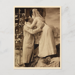 Antikes Foto von einem Brautpaar beim Küssen Postkarte