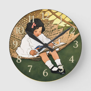 Antikes Mädchen beim Lesen in einer Hängematte Runde Wanduhr