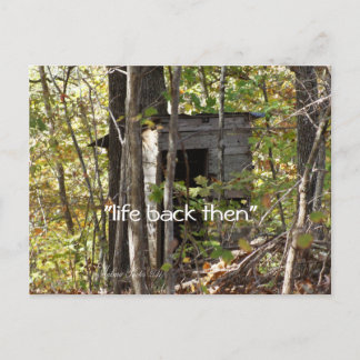 Antikes Outhouse im Wald - anpassen Postkarte