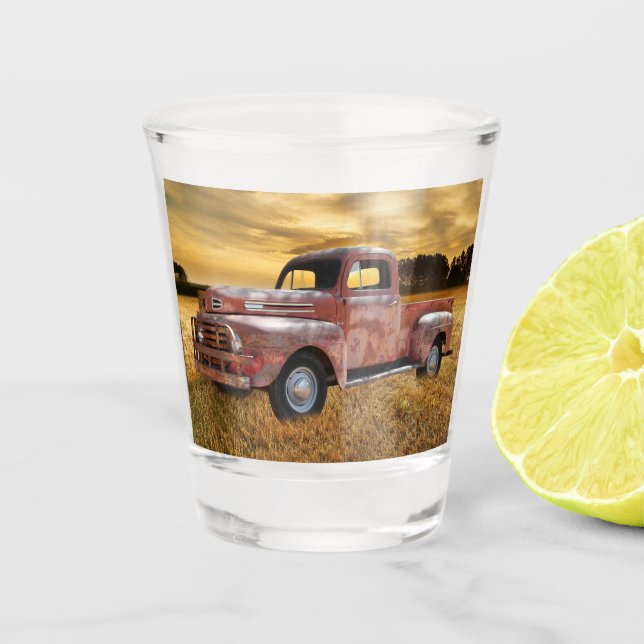 Antikes rotes LKW-Feld Schnapsglas (Vorderseite)