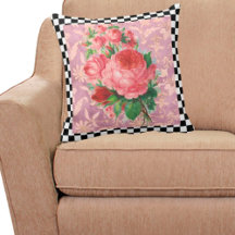Antikes Schachbrett und rosa Rosen