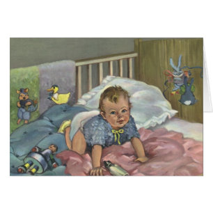 Antikes süßes Baby spielt im Kinderbett, Kindersch