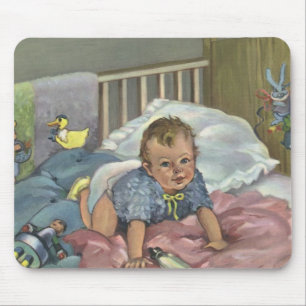 Antikes süßes Baby spielt im Kinderbett, Kindersch Mousepad