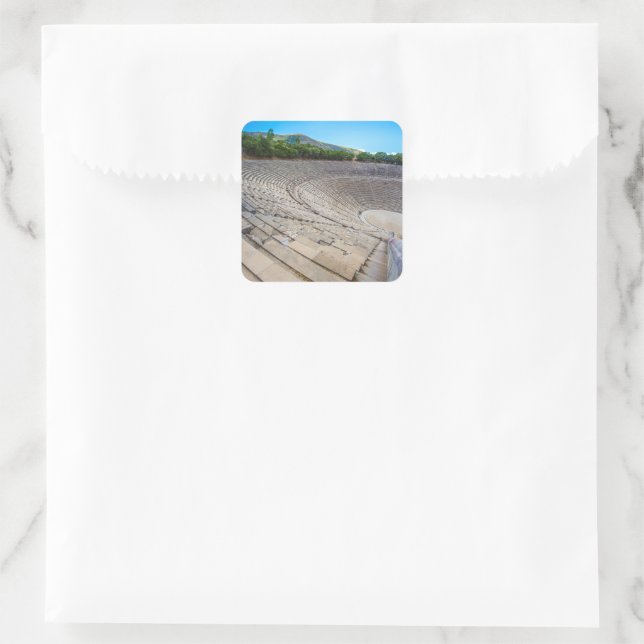 antikes Theater in Epidaurus, Argolida, Griechenla Quadratischer Aufkleber (Tasche)