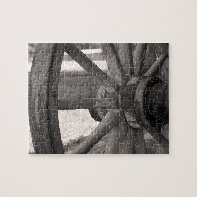 Antikes Wagenrad aus Holz (Horizontal)
