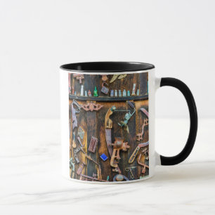 Antikkollektion an der Wand Tasse
