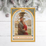 Antique Arch Holly Deko Mustard Holiday Foto Card Feiertagskarte<br><div class="desc">Bearbeiten und anpassen,  um den Gruß,  Familiennamen,  das Jahr,  die Schriftart und die Nachricht auf der Rückseite zu ändern. Passen Sie weiter an,  um mehr Text oder mehr Fotos auf der Rückseite hinzuzufügen.</div>