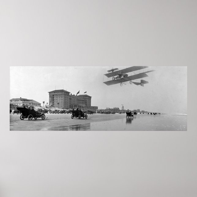 Antiquitätenflugzeug über Daytona Beach, Florida,  Poster (Vorne)