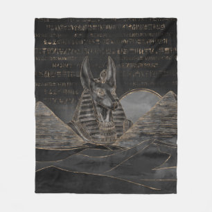 Anubis auf ägyptischer Pyramidelandschaft Fleecedecke