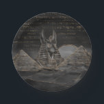 Anubis auf ägyptischer Pyramidelandschaft Pappteller<br><div class="desc">Anubis auf ägyptischer Pyramidelandschaft</div>
