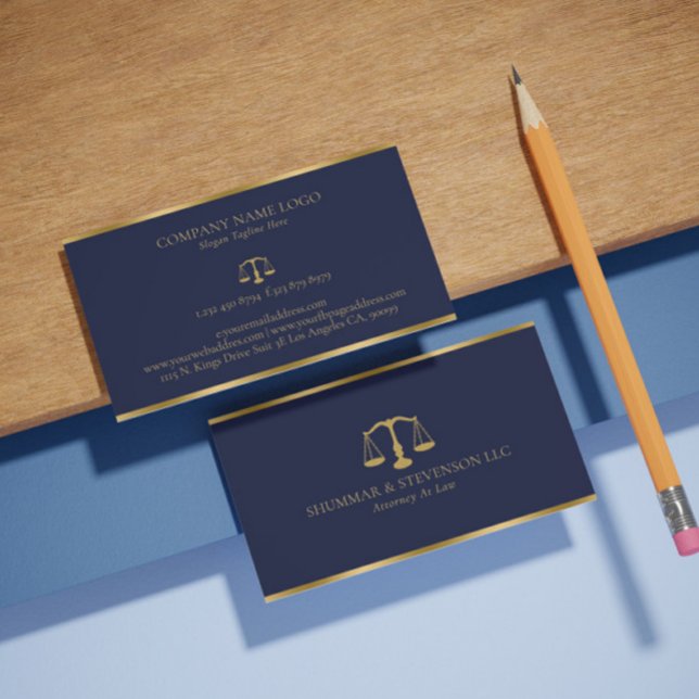 Anwalt bei Law Simple Gold Scale & Border on Blue Visitenkarte (Von Creator hochgeladen)