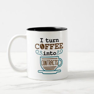 Anwalt I wandle Kaffee in Verträge um Zweifarbige Tasse