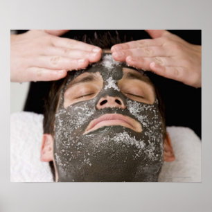 Anwenden der skincare Gesichtsmaske mit Salz Poster