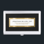 Anwesen Planning Portfolio Black Gold Visitenkarten Dose<br><div class="desc">Behalt deine Visitenkarten, organisiert und geschützt mit diesem luxuriösen Visitenkartengehäuse. Dieses geschmeidige, gebürstete Metalldesign mit Namen, Titel und Firmentext oder individuellem Text Ihrer Wahl verströmt Professionalität und Eleganz. Die stabile Metallkonstruktion sorgt dafür, dass Ihre Karten sicher und sicher sind, während die kompakte Größe es leicht macht, Sie unterwegs mit sich...</div>