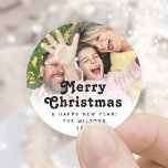 Any text Simple Retro Typografy Christmas Foto Runder Aufkleber<br><div class="desc">Fügen Sie Weihnachtsgeschenke, Weihnachtskarten und Gastgeschenke mit stilvollen, individuellen Foto-Rundaufklebern eine elegante Touch hinzu. Das Bild und der gesamte Text auf dieser Vorlage sind einfach für Umschlag Aufkleber oder Geschenktags zu gestalten. Die Formulierung kann frohe Weihnachten, glückliche Feiertage, Frohe Festtage oder glückliches Neues Jahr sein. Ändern Sie als Option den...</div>