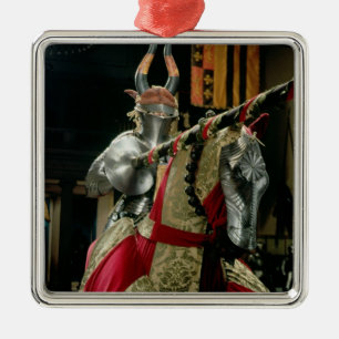 Anzug der Rüstung und der zusammenpassenden Silbernes Ornament