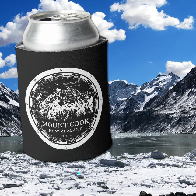 Aoraki Mount Cook - Canterbury Neuseeland Dosenkühler (Mount Cook New Zealand Can-Cooler in Back with a white compass and mountain illustration)