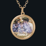 *~* AP42 FAMILY Foto Picture Glitzer Vergoldete Kette<br><div class="desc">ROUND NECKLACE / PENDANT (Suche nach AP42 für ähnliche Designs auf verschiedenen Produkten ) * Energetisch Enhanced Erinnerung Keepake Erinnerungen Gedächtnisfamilie. Foto/Familienfoto. Laden Sie Ihr Familienbild hoch. Der Text lautet jetzt "FAMILY". Ein Textbereich steht zur Verfügung. Personalisieren Sie die Farbe des Schriftartes , die Größe des Schriftartes und den Ort...</div>