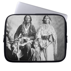 Apache HauptAntonio Maria mit seiner Familie, 1897 Laptopschutzhülle