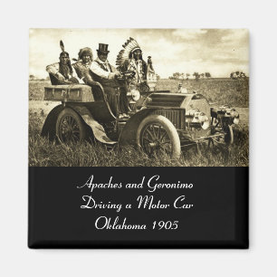 APACHES UND GERONIMO, DIE EIN AUTOMOBIL FAHREN MAGNET