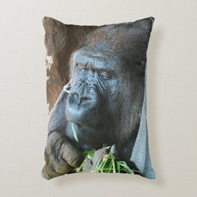Ape Kapuze ~ Japanischer Gorilla Eating Dekokissen (Vorderseite(Vertikal))