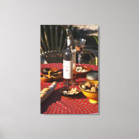 Aperitif und Aperitifs zubereitet: Brot, Oliven,