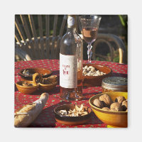Aperitif und Aperitifs zubereitet: Brot, Oliven,