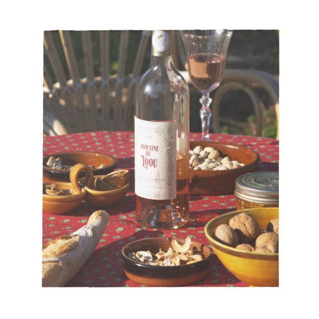 Aperitif und Aperitifs zubereitet: Brot, Oliven, Notizblock (Vorderseite)