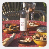Aperitif und Aperitifs zubereitet: Brot, Oliven,