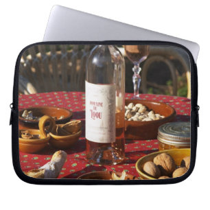 Aperitif und Appetithäppchen vorbereitet: Brot, Ol Laptopschutzhülle