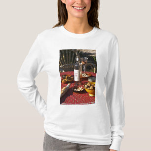 Aperitif und Appetithäppchen vorbereitet: Brot, Ol T-Shirt