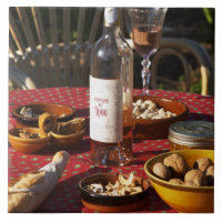 Aperitif und Vorspeisen, zubereitet: Brot, Oliven,