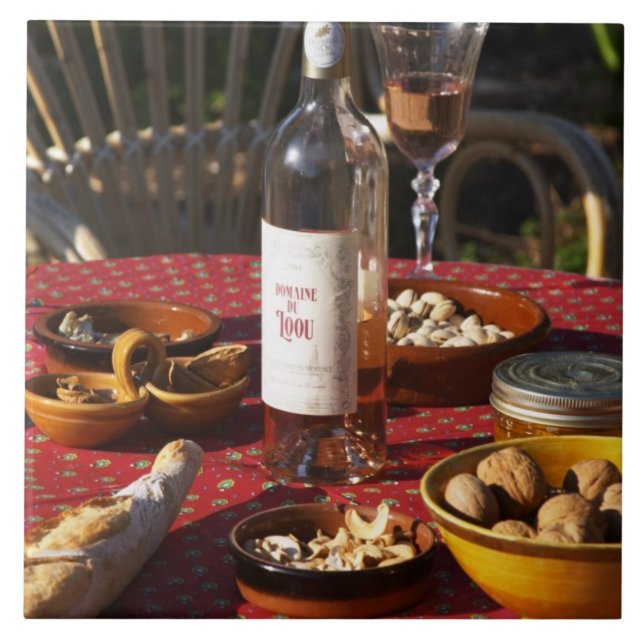 Aperitif und Vorspeisen, zubereitet: Brot, Oliven, Fliese (Vorderseite)