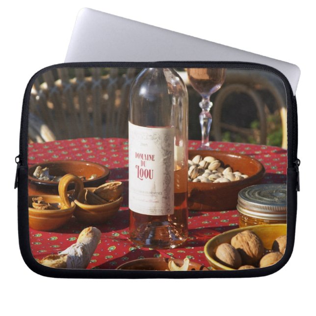 Aperitif und Vorspeisen, zubereitet: Brot, Oliven, Laptopschutzhülle (Vorderseite)