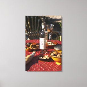 Aperitif und Vorspeisen, zubereitet: Brot, Oliven, Leinwanddruck